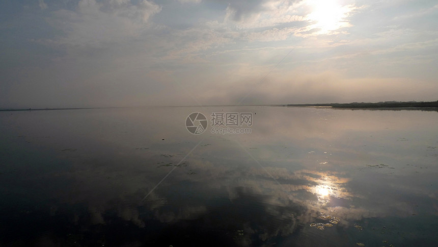 米丝湖自然海岸线海岸边缘支撑娱乐森林石头树木银行图片