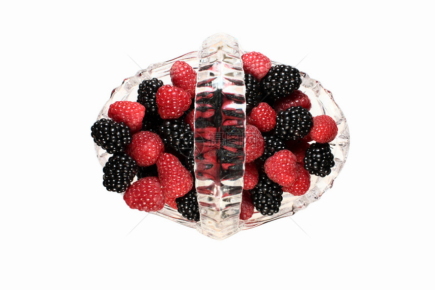 玻璃篮子满满的草莓和黑莓图片