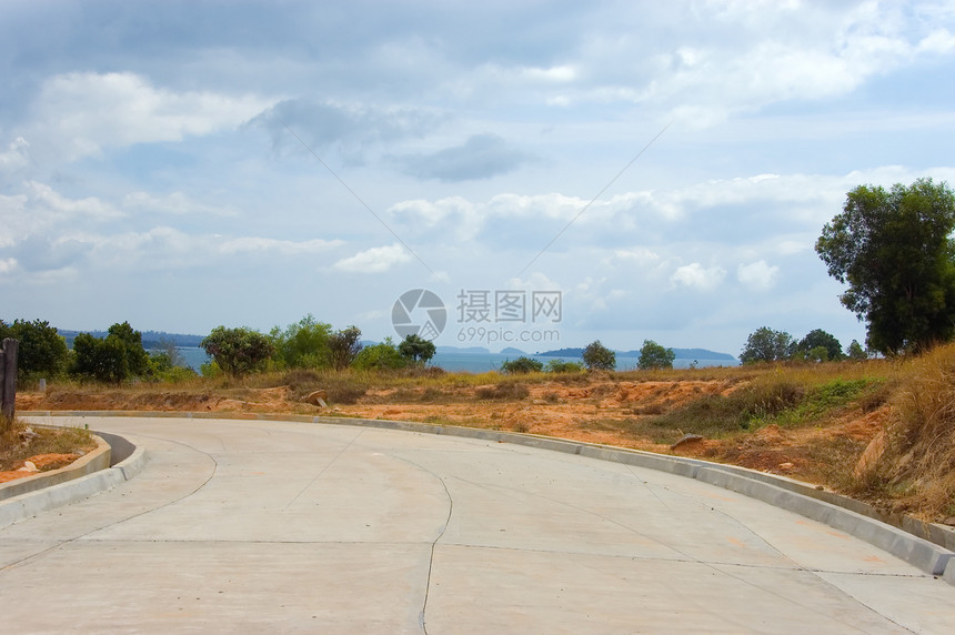 空道路树木蓝色天空街道孤独运动风光旅行速度地平线图片