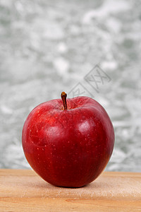 木板上的红苹果红色食物水果木头背景图片