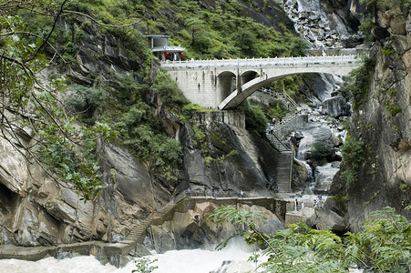 云南省山丘陵绿色树木岩石瀑布背景图片