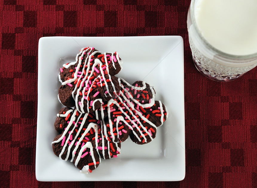 盘子上的饼干玻璃白色红色糖果食物小吃粉色牛奶图片