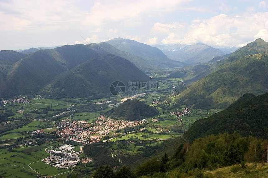 朱利安阿尔卑斯高度地平线草地场地天堂石头天空高地全景木头图片