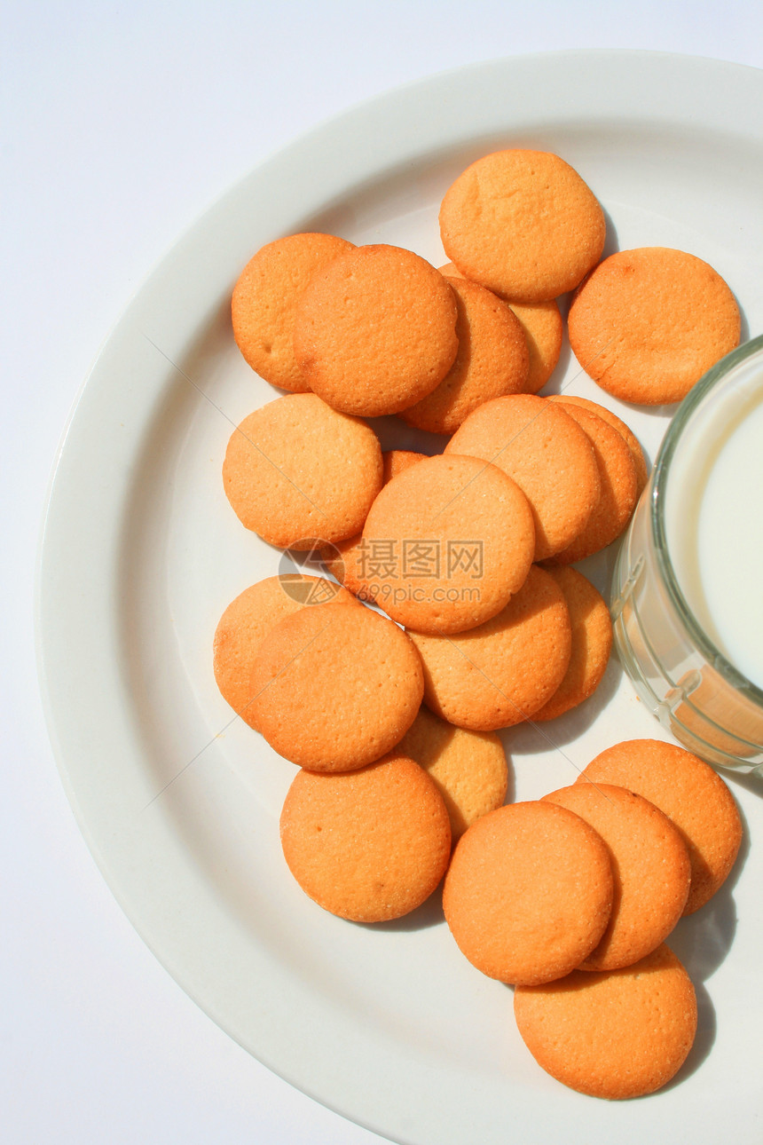 香草饼干和一杯牛奶蛋糕甜点面团纹理白色糕点盘子棕色食物拼盘图片
