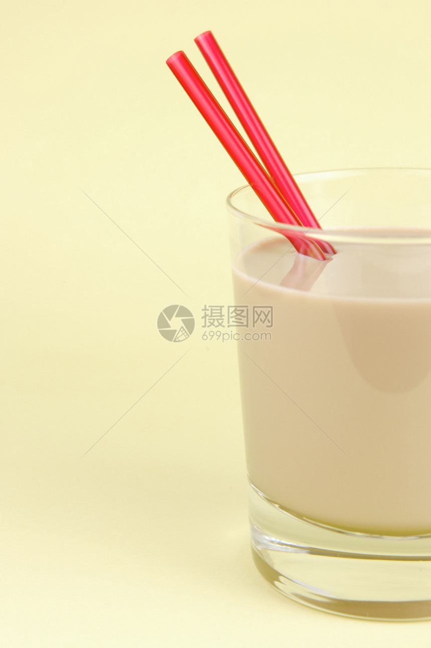 巧克力牛奶稻草眼镜玻璃吸管黄色饮料奶昔水果图片