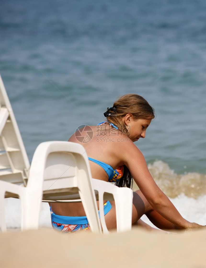 女孩在海滩上玩晒斑童年海洋天空晒黑青少年假期棕褐色孩子蓝色图片