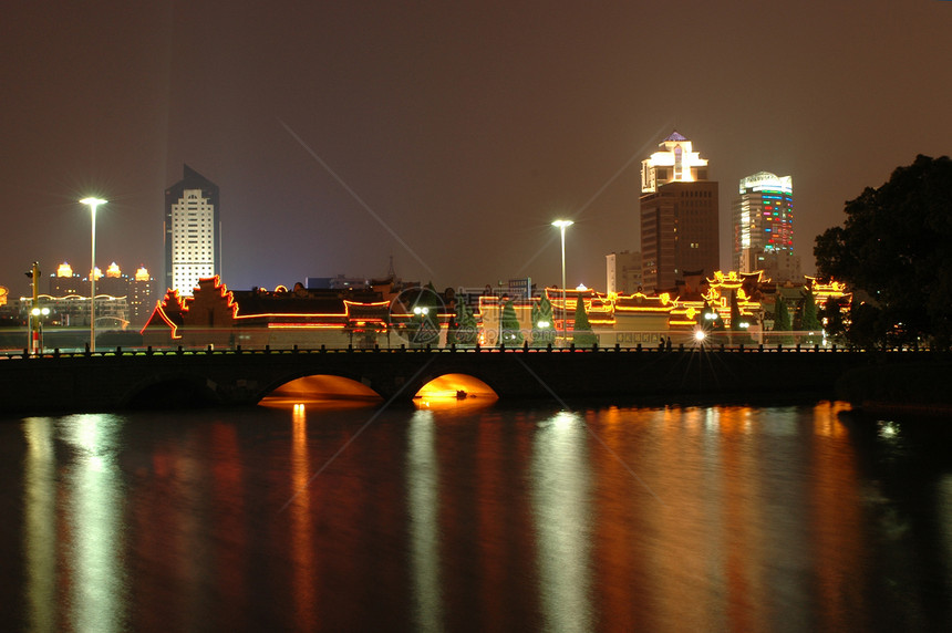 中国宁波 夜间月湖图片