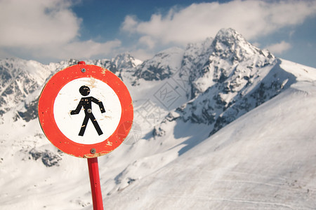 雪山中的警告标志背景图片