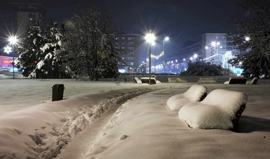 雪雪城市树木脚印建筑长椅街道图片