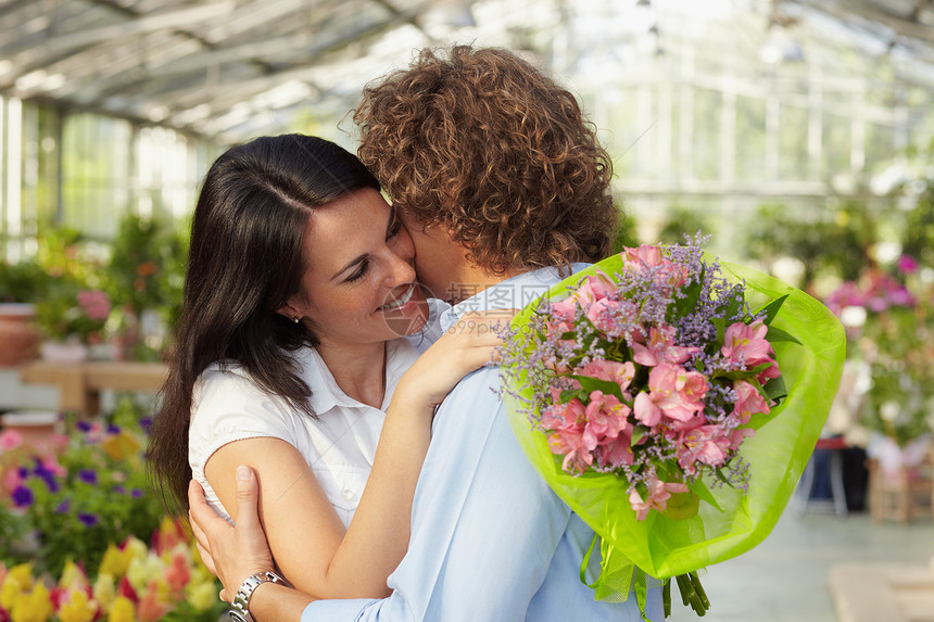 夫妻在鲜花育苗室拥抱花园男性花束幸福礼物花卉花店两个人中年人展示图片