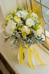 美丽的花花布礼物庆典树叶植物群婚礼木头窗户花店新娘花瓣背景图片