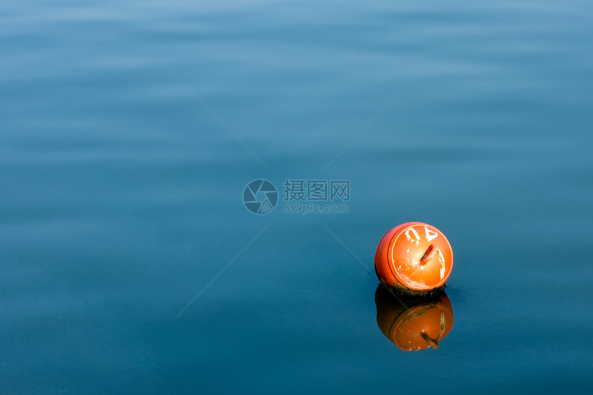 泡点红色浮标导航场景海洋安全波纹海滨液体海浪图片