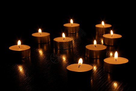 浪漫的蜡烛健康火焰黑色背景图片