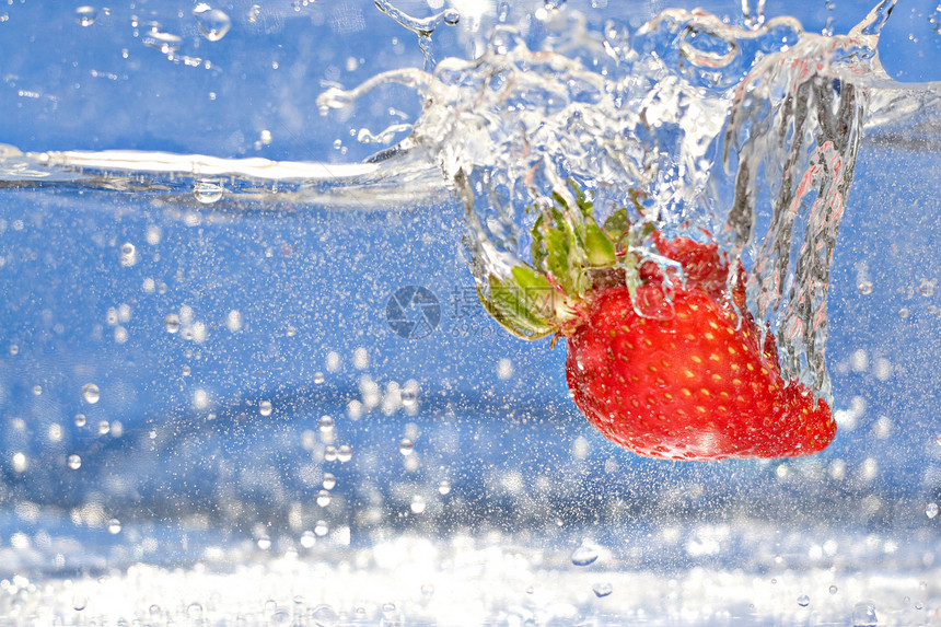草莓喷洒液体浆果涟漪飞沫水果气泡蓝色饮食暴跌营养图片
