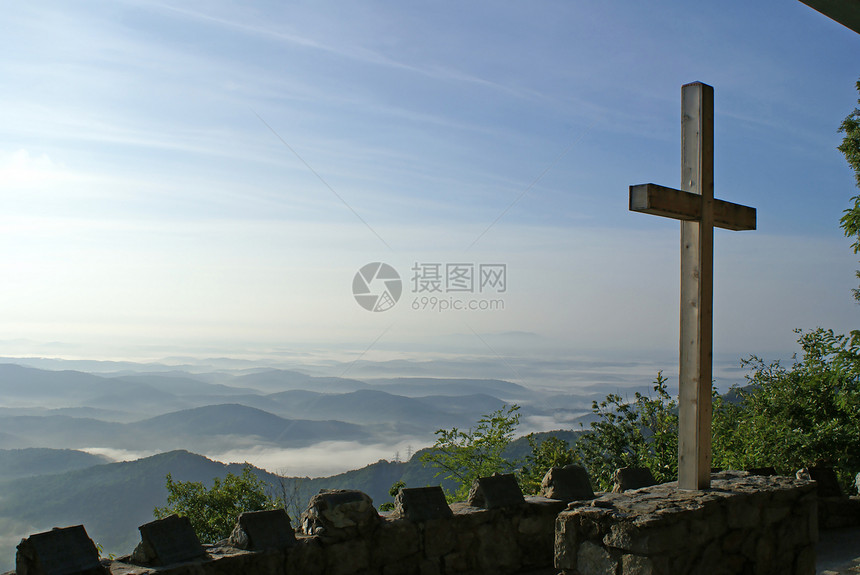 俯视山岳的十字路口图片