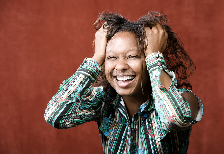 非洲裔美洲妇女笑笑图片