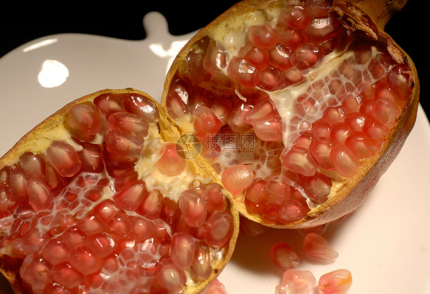 盘子上的石榴水果情调种子宏观饮食谷物美味异国营养工作室食物图片