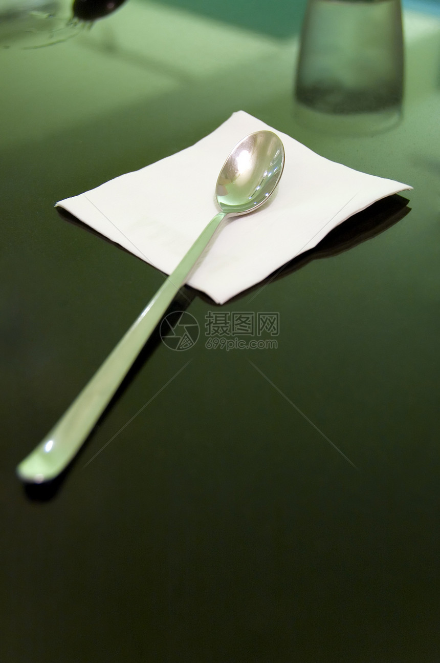 桌上的勺子图片