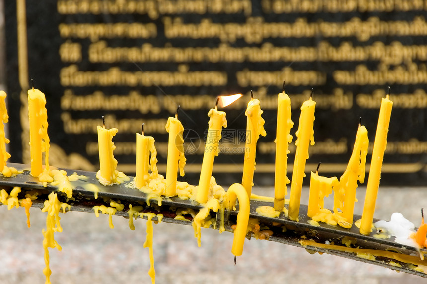 寺庙的蜡烛佛教徒照明火焰橙子燃烧文化教会宗教场景黄色图片