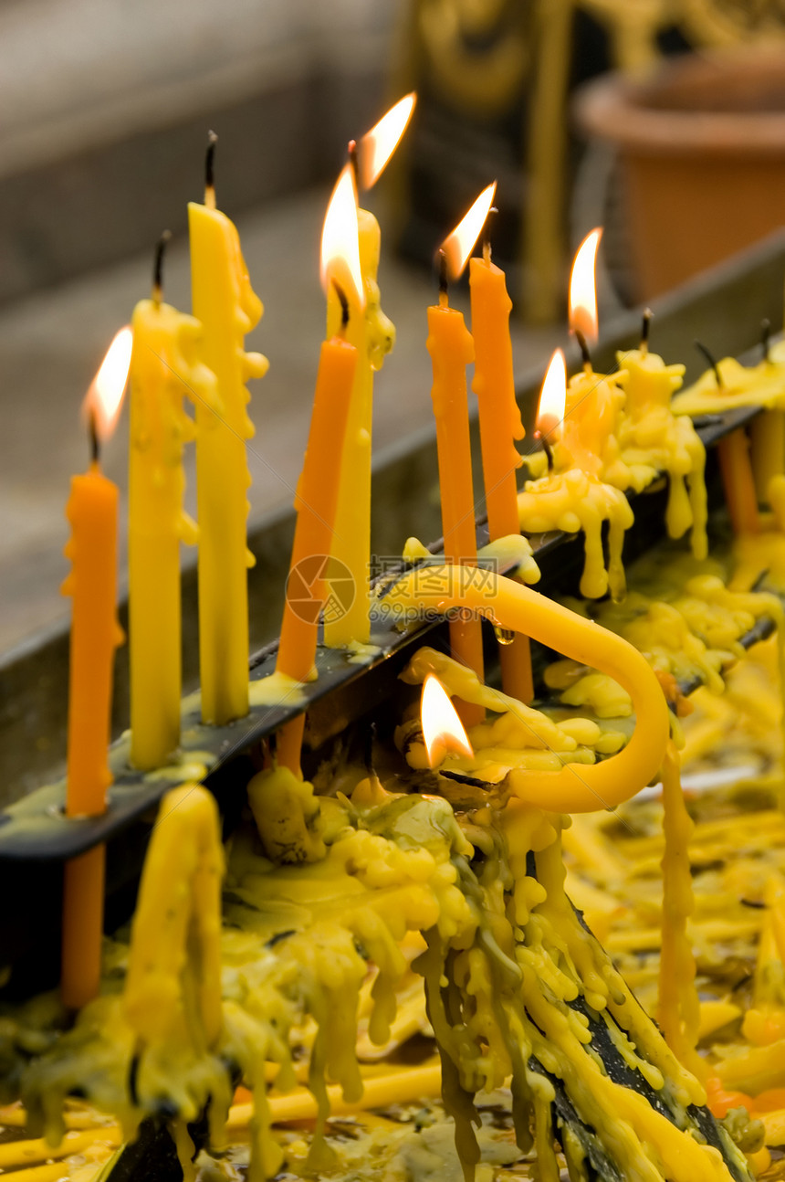 寺庙的蜡烛火焰燃烧崇拜黄色照明橙子宗教文化场景神社图片