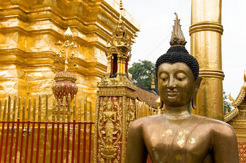 金金碧珠雕像佛教徒上帝宗教精神雕塑崇拜冥想金子寺庙场景图片