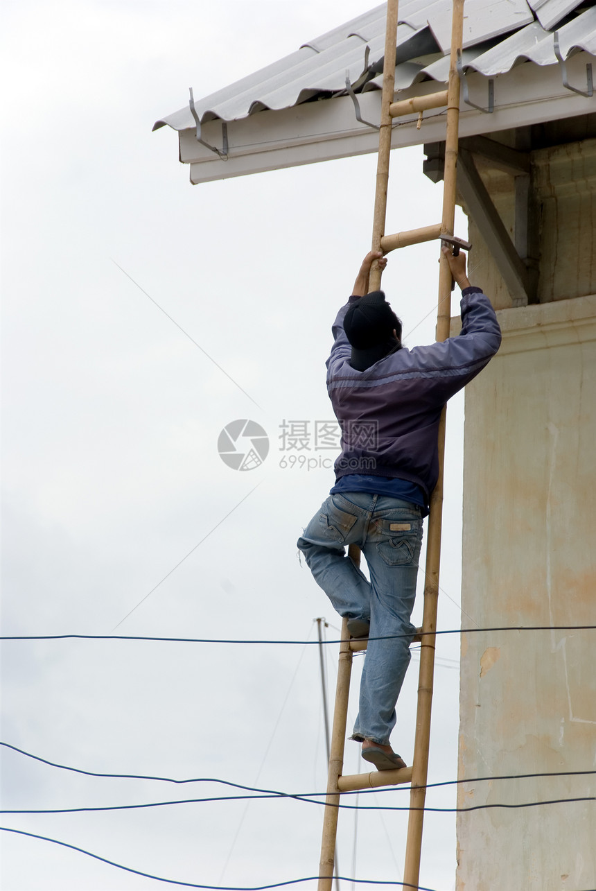 建筑工人活动工人男人建筑工具木头梯子工作工地工程师图片