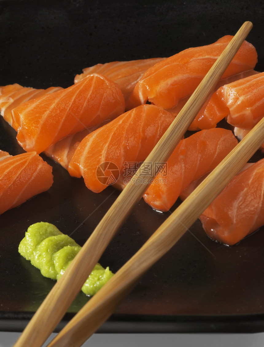 鲑鱼寿司鱼片庆典餐厅筷子盘子海鲜午餐橙子黑色绿色图片