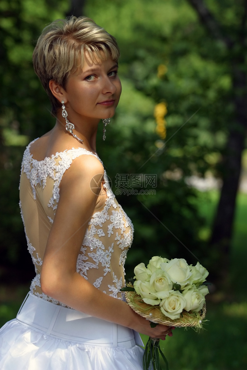 美丽的新娘选手花束公园未婚夫女孩生活钻石眼睛女士花朵图片