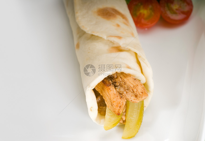 Pita 面包鸡卷休息黄瓜食物美食胡椒服务桌子午餐小吃餐厅图片
