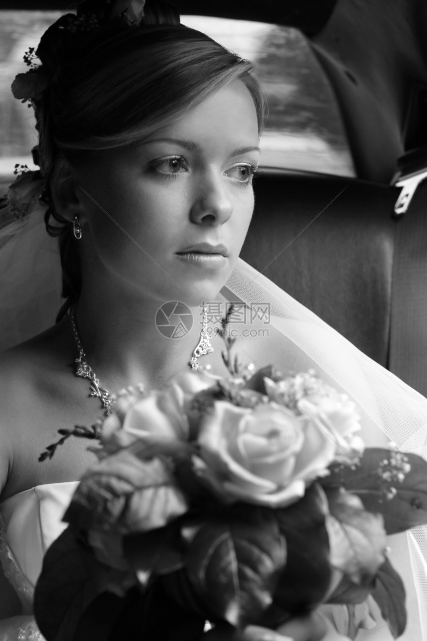 美丽的新娘女士微笑女孩花束面纱花朵项链已婚生活未婚夫图片
