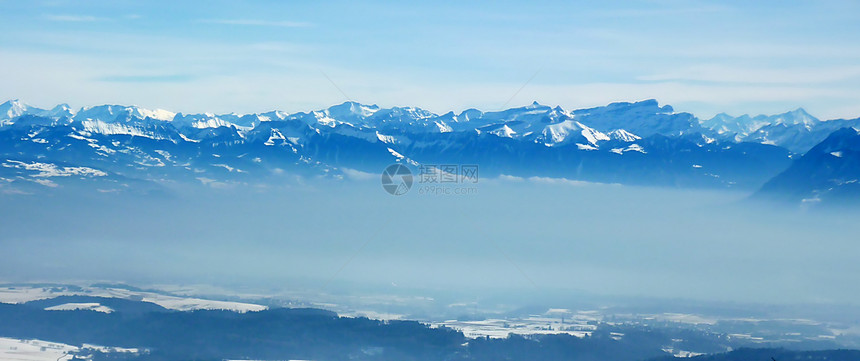阿尔卑斯山蓝色山脉全景白色顶峰天空登山图片