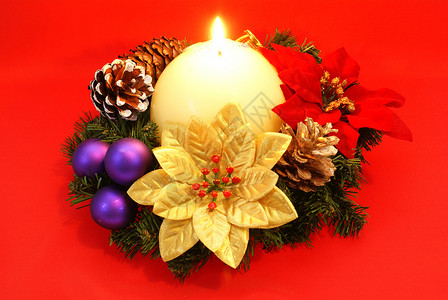 圣诞节花环红色季节火焰锥体花圈蜡烛玻璃球白色明信片松树背景图片