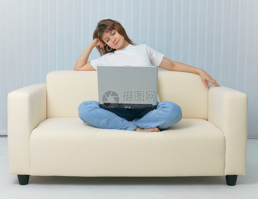 美人用笔记本电脑坐在沙发上女性女士家具长沙发褐色白色蓝色女孩图片