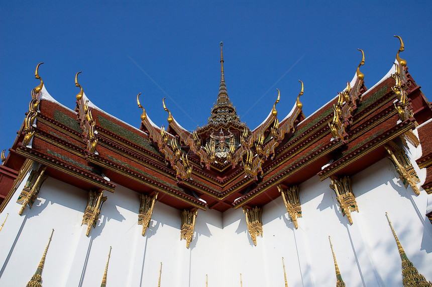 泰国的佛教寺庙假期大理石地标上帝游客装饰品蓝色天空奢华旅游图片