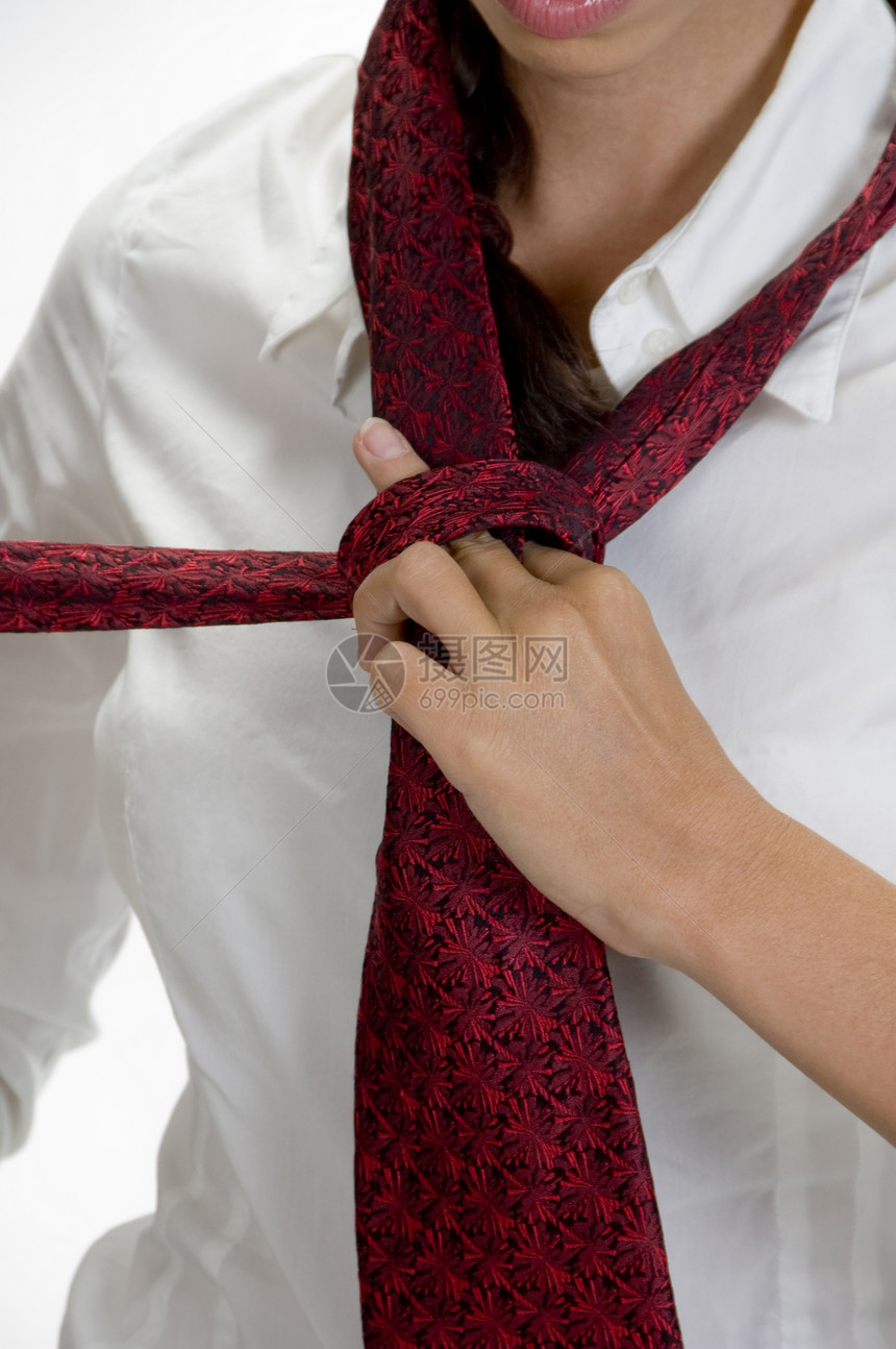 年轻美女绑紧领带图片