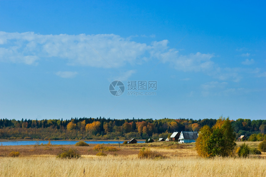 农村风景蓝色天空乡村草地建筑房子黄色国家旅游爬坡图片