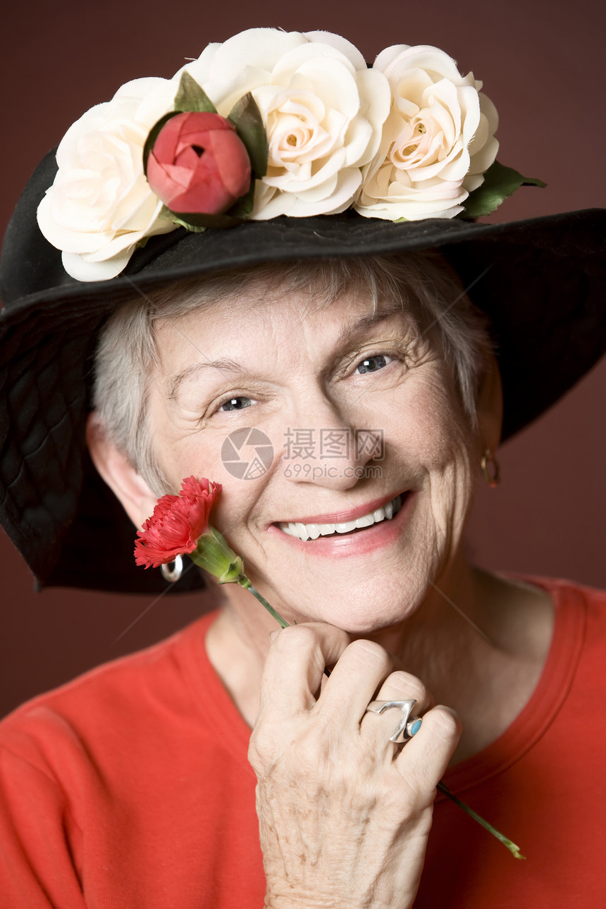 戴着鲜花帽子的高级女人图片