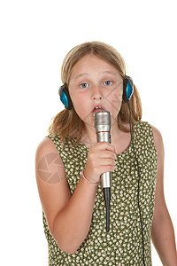 年轻女孩唱着孤立的白歌青少年音乐唱歌女性麦克风白色孩子乐趣背景图片