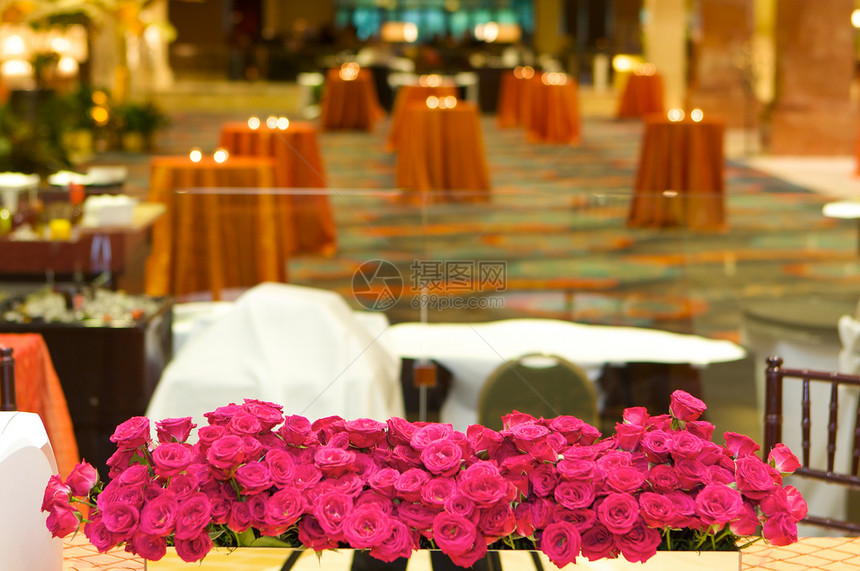 豪华婚礼礼堂的餐桌设置银器派对用餐午餐椅子食物盘子花朵刀具服务图片