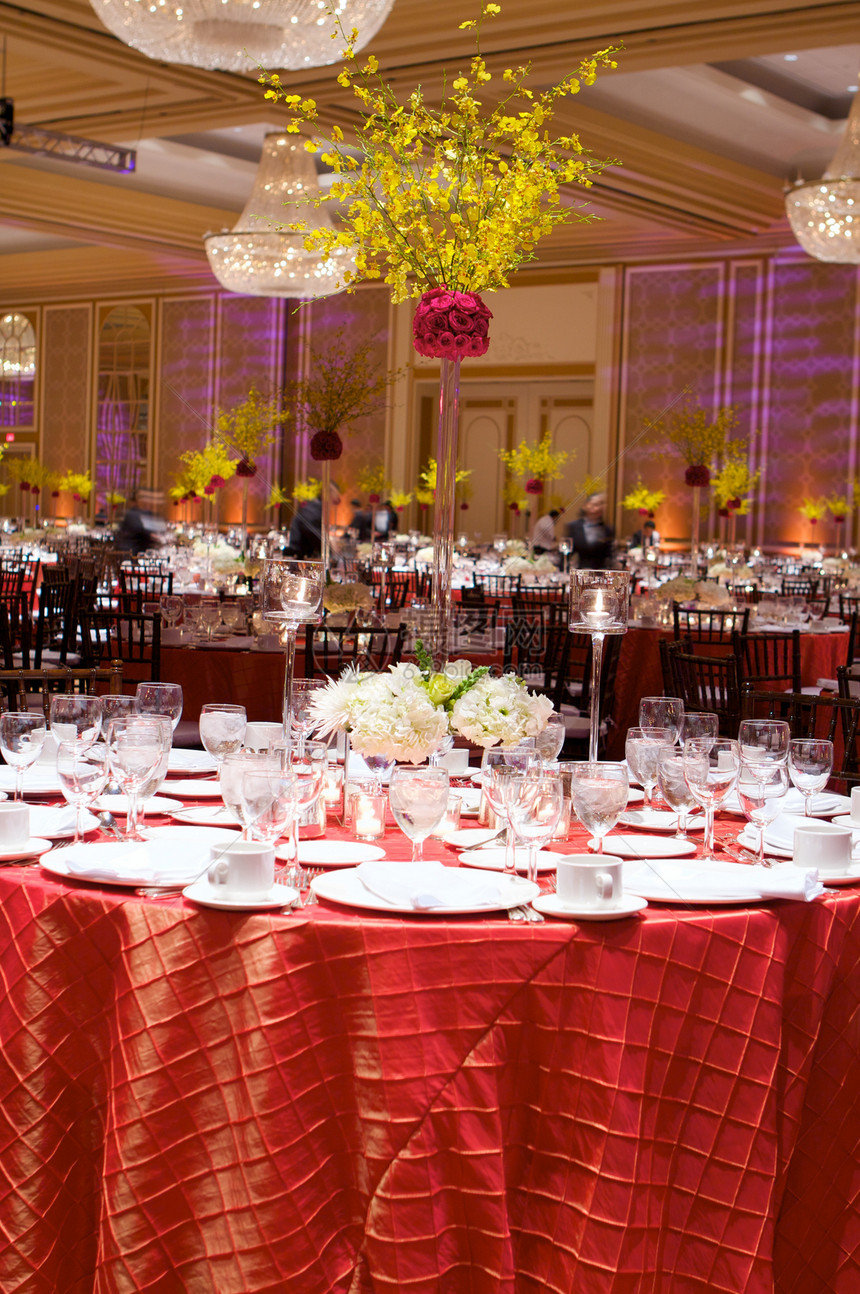 豪华婚礼礼堂的餐桌设置庆典环境桌子风格盘子银器花束派对刀具餐厅图片