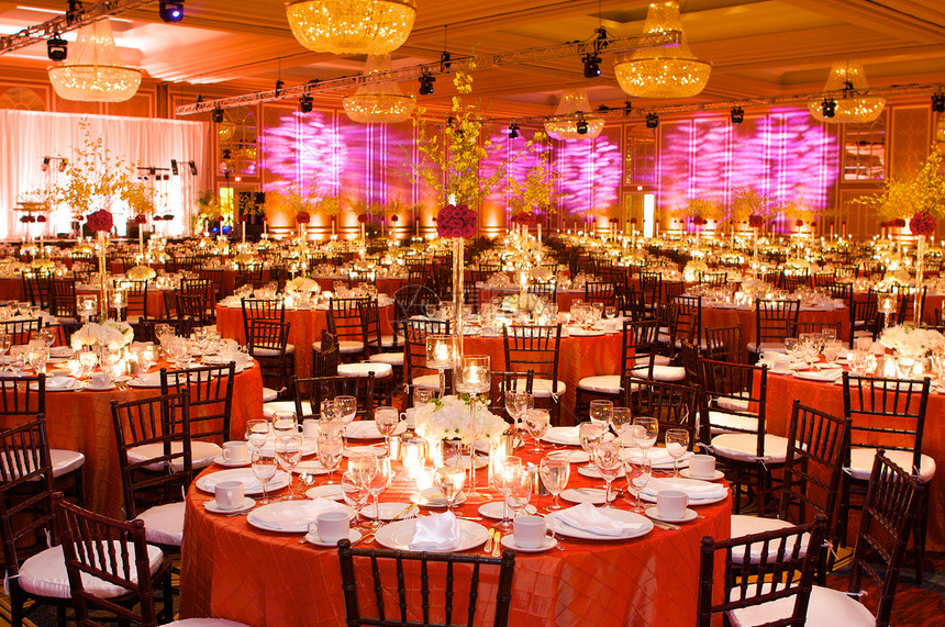 豪华婚礼礼堂的餐桌设置午餐食物派对用餐桌布银器环境婚姻玻璃服务图片