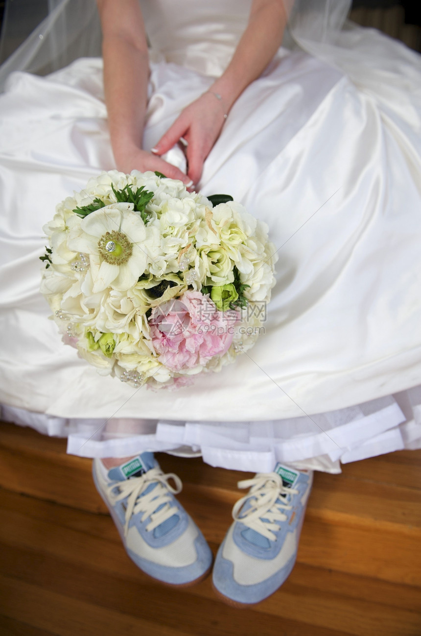 穿着网球鞋的礼服新娘图片