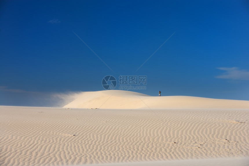 蓝天空的风湿沙丘海浪时间波纹假期蓝色晴天地形干旱脚印天空图片