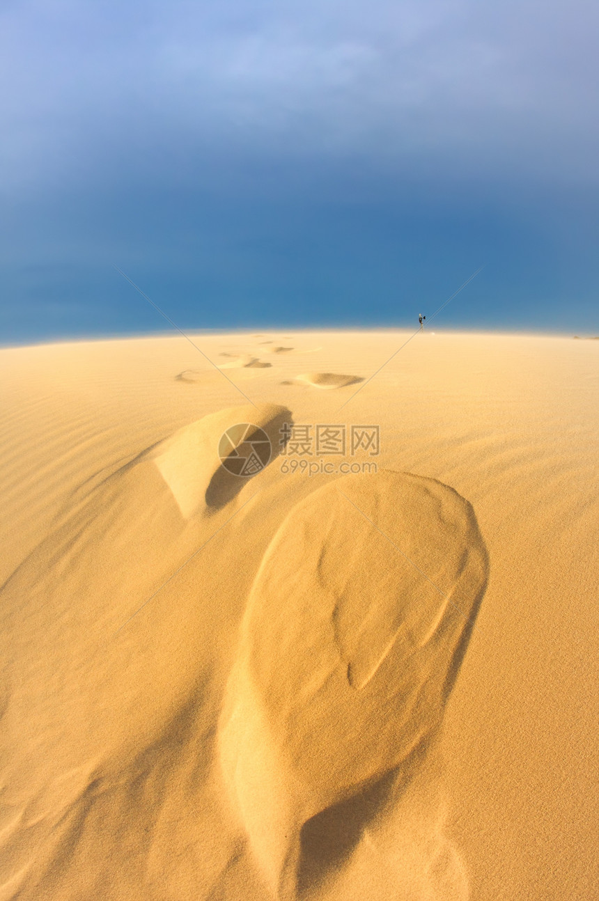 蓝色天空金沙沙丘晴天脚印橙子沙漠旅行太阳孤独时间海浪小路图片