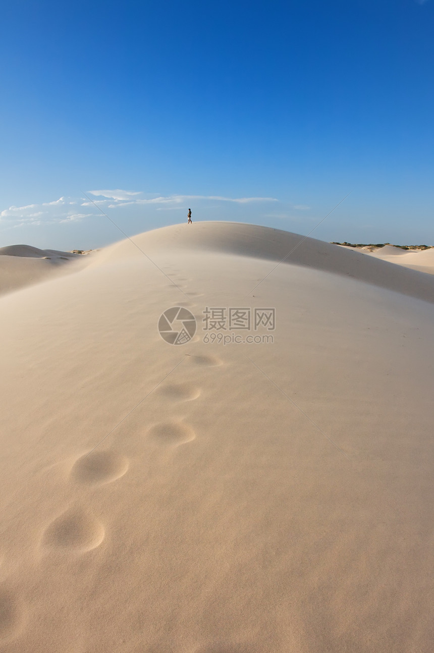 人类的脚印足迹走向遥远的道路图片