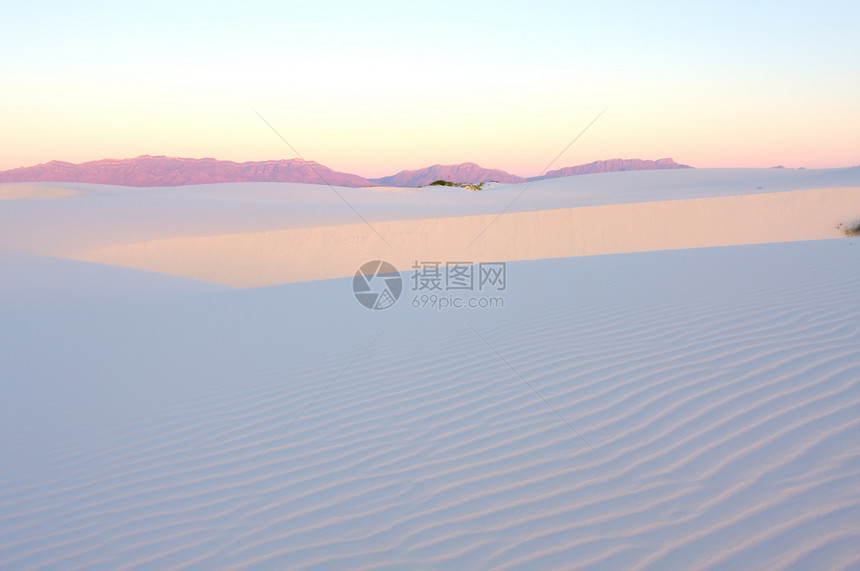 沙漠中的日出海浪风景爬坡沙丘地形波纹时间孤独假期橙子图片