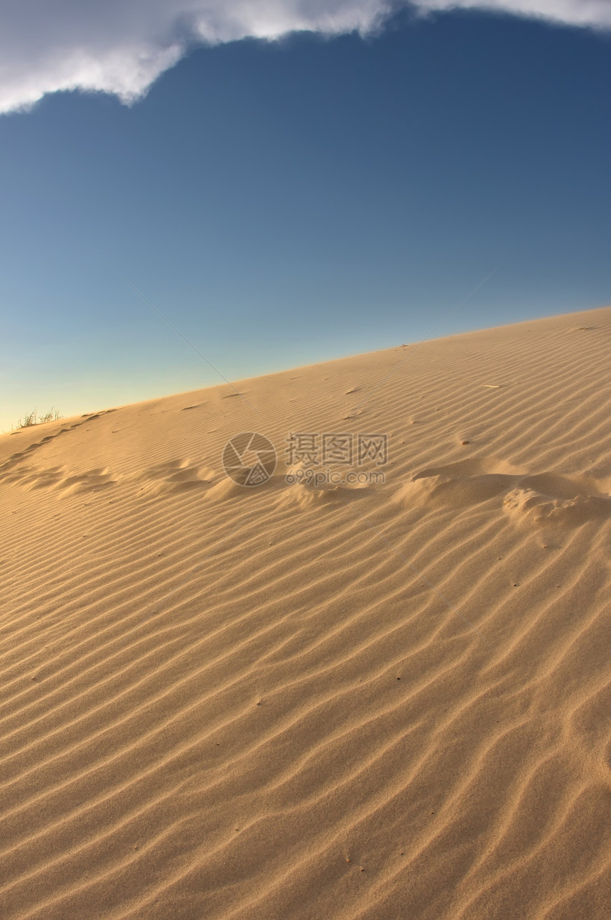 沙丘中的脚印地形太阳蓝色时间旅行孤独橙子波纹日落风景图片