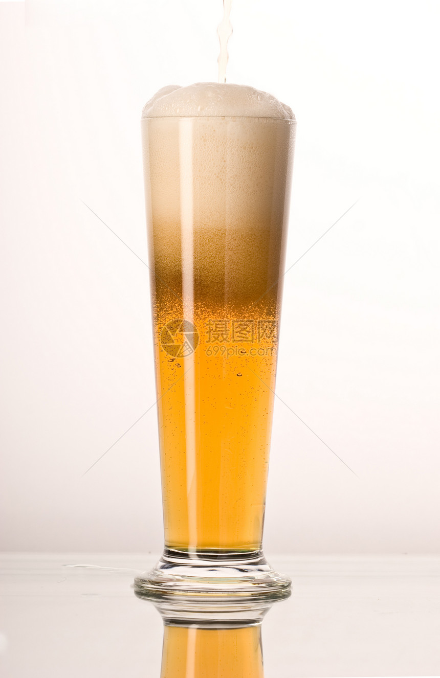 轻啤酒水晶玻璃面对者高脚杯雕花器皿俱乐部泡沫图片