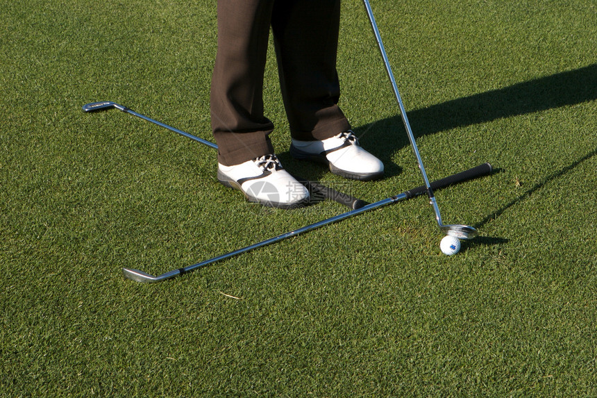 Golfer 准备芯片拍摄俱乐部驾驶活跃度消遣爱好运动木头高尔夫球草地司机图片
