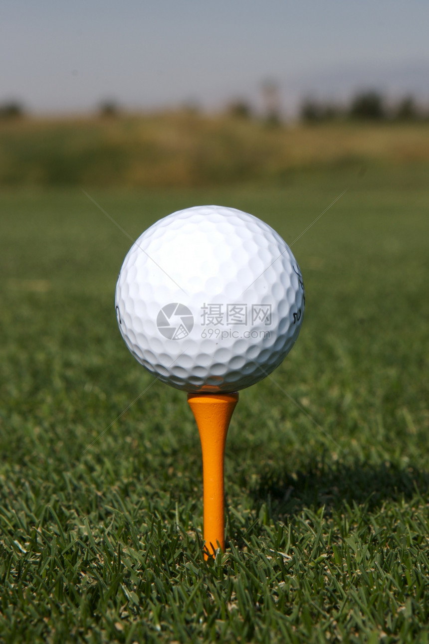 高尔夫球打在地上运动游戏驾驶乐趣爱好球座闲暇娱乐木头俱乐部图片